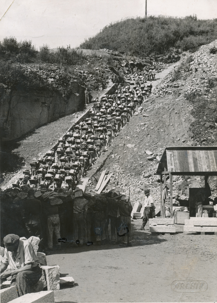 https://upload.wikimedia.org/wikipedia/commons/1/1b/Bundesarchiv_Bild_192-269%2C_KZ_Mauthausen%2C_H%C3%A4ftlinge_im_Steinbruch.jpg