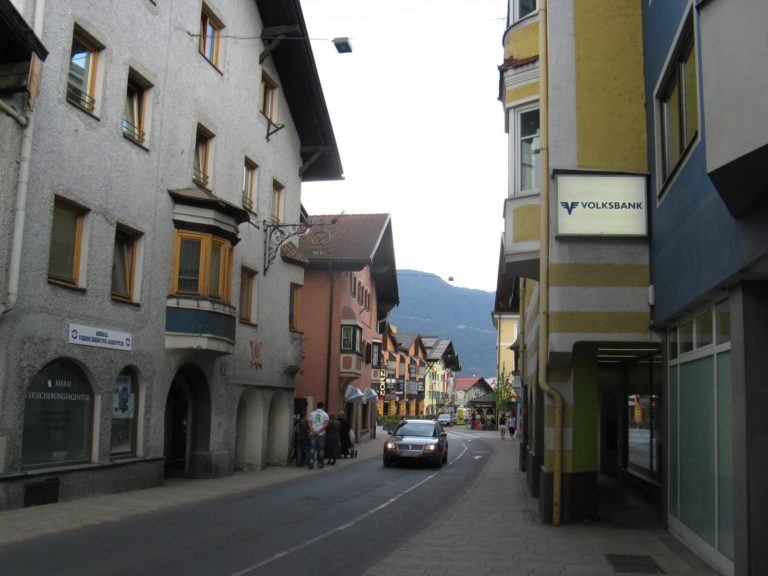 Straßenumbenennungen und Hakenkreuze zum 75. Jahrestag der Befreiung