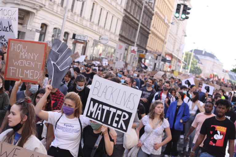 Zehntausende bei Demo gegen Rassismus und Polizeigewalt