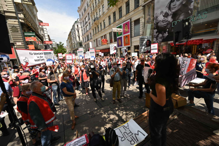 Douglas: Proteste gegen Entlassung von Douglas-Mitarbeiterin