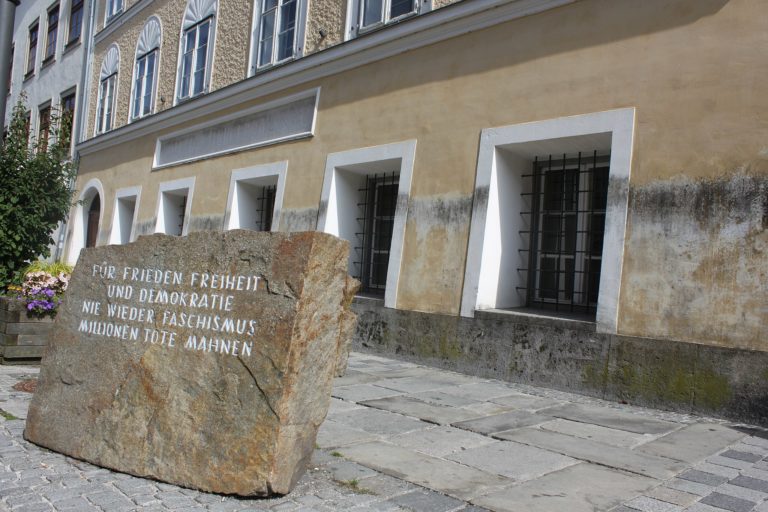 Braunau: Gedenkstein vor Hitler-Geburtshaus bleibt