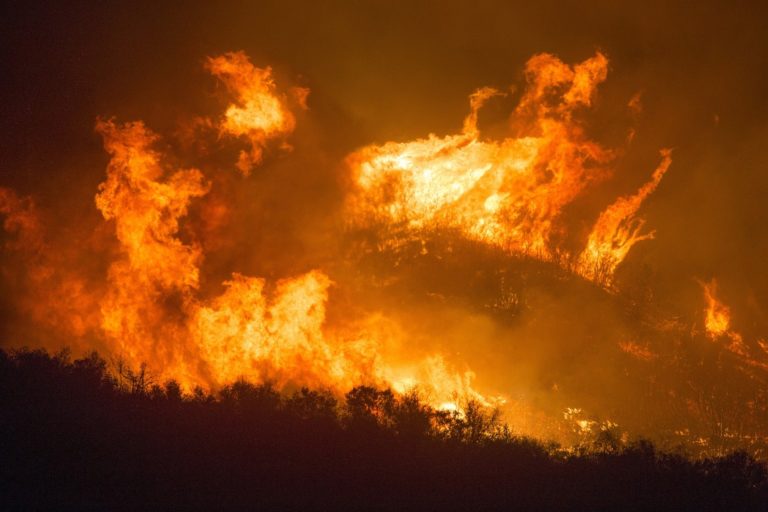 Feuersbrunst in Kalifornien: Tausende Häuser von Waldbränden bedroht