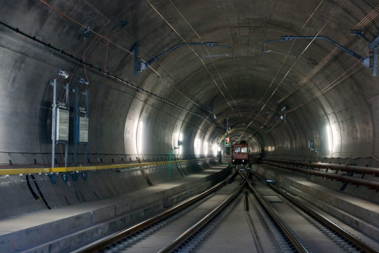 Schweizer Kommunisten protestieren vor Ceneri-Basistunnel