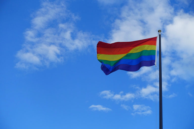 Regenbogenfahne auf Coronademo zerrissen