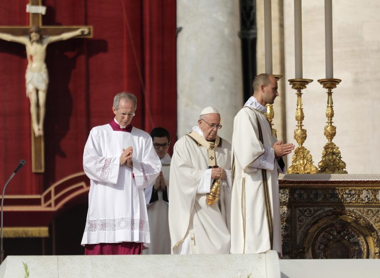 Papst Franziskus (Mitte) im Jahr 2018 bei der Heiligsprechung des salvadorianischen Befreiungstheologen Óscar Arnulfo Romero