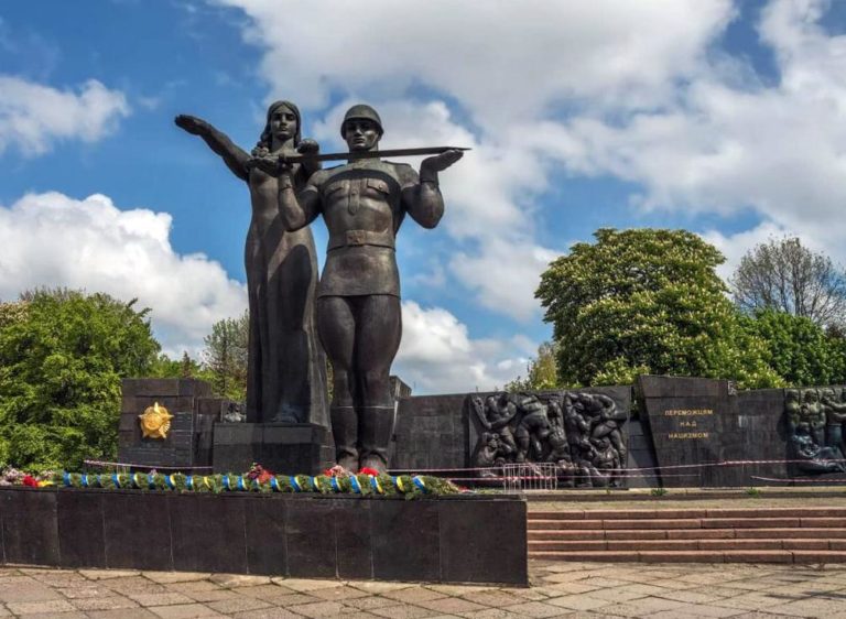 Staatlicher Vandalismus in der Ukraine: Denkmal der Roten Armee wird abgerissen