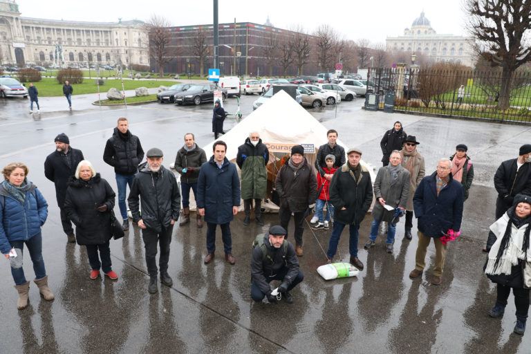 Promi-Kundgebung fordert Aufnahme von Flüchtlingen