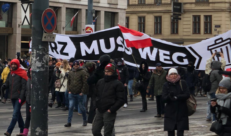 10.000 Corona-Leugner und Gegendemonstration in Wien