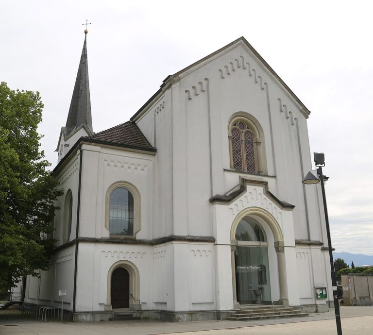 Regenbogenfahne vor katholischer Kirche angezündet