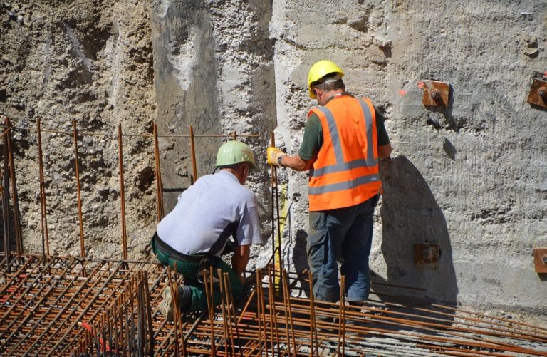 NEOS gegen Frühpension am Bau