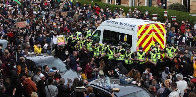 Hunderte Protestierende verhindern Abschiebung in Glasgow