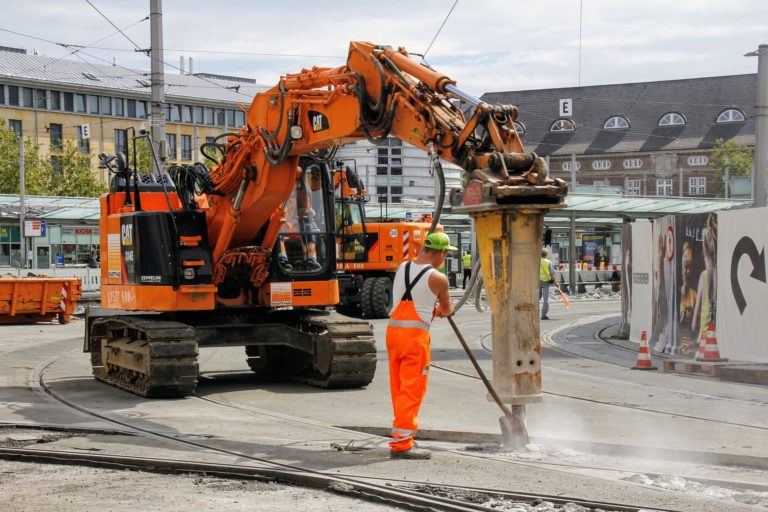 Junger Arbeiter bei Arbeitsunfall schwer verletzt