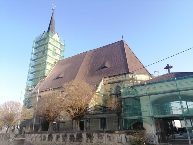 ÖVP-Wahlplakat auf Kirchturm