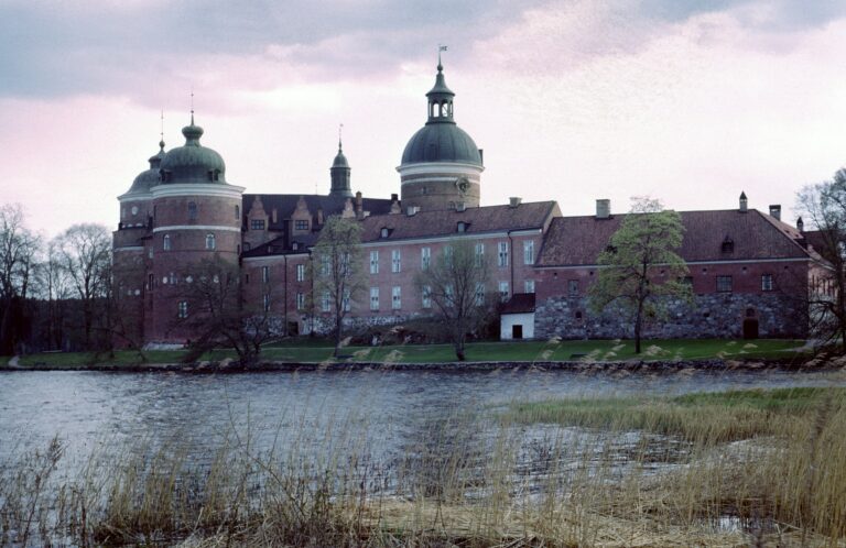 „…in diesem Blick der Augen öffnete sich mir eine tiefe Schlucht“. Über Kurt Tucholskys „Schloss Gripsholm“.