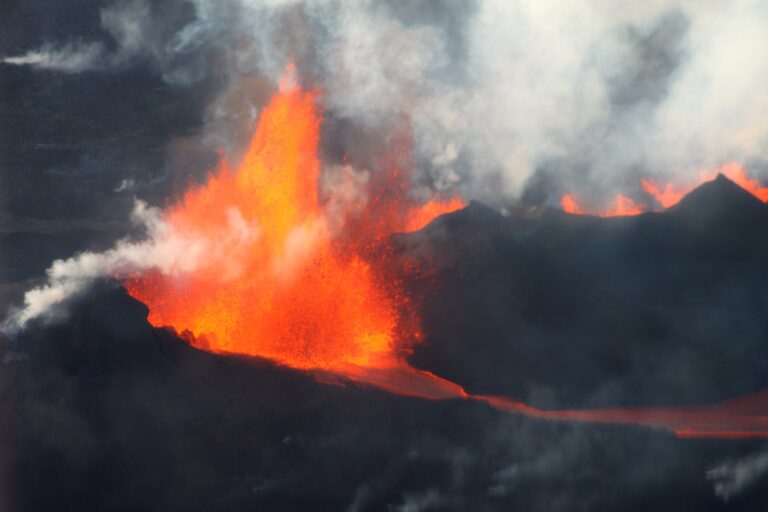 Auf La Palma spuckt Vulkan Cumbre Vieja