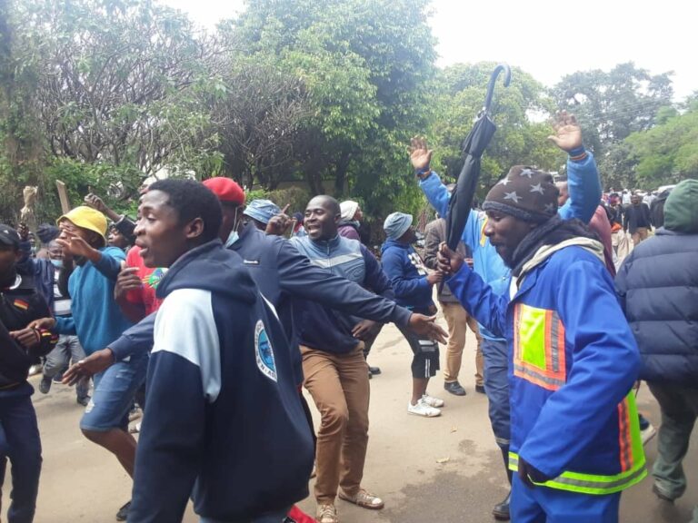 Swasiland: Soldaten werfen Studenten ins Feuer