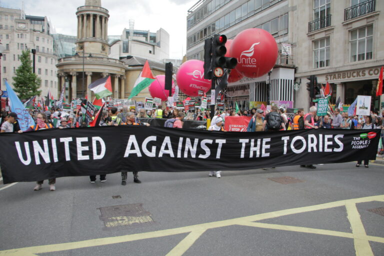 20.000 Demonstranten bei Anti-Tory-Protesten in England