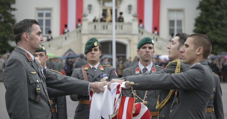 Verteidigungsministerin Tanner: Österreich muss „Wehrhaftigkeit“ und „europäische Verteidigung“ stärken