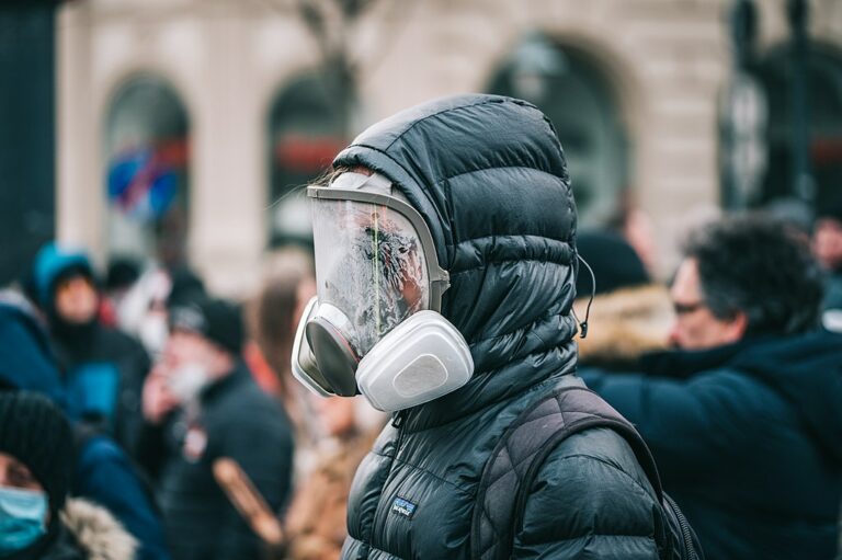 Rechter Mob auf der Straße und Notstand in den Spitälern