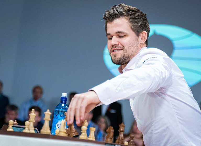 Magnus Carlsen bleibt Schachweltmeister