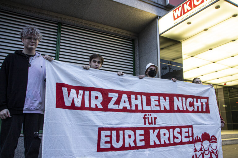 Protest vor Wirtschaftskammer OÖ: „Wir zahlen nicht für eure Krise!“