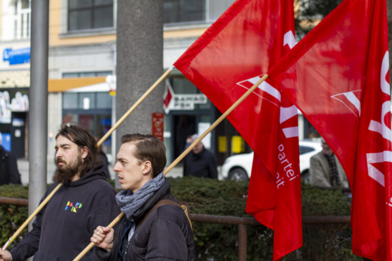 Partei der Arbeit auf Friedenskundgebung „Die Waffen nieder!“ in Linz