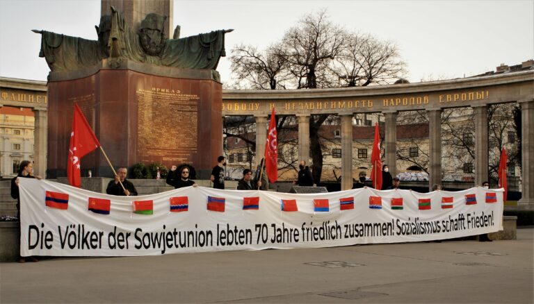 Friedensaktion der PdA vor Sowjetdenkmal in Wien