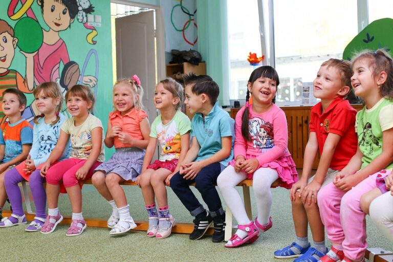 „Es reicht“ – 8.000 bei Demo für bessere Arbeitsbedingungen für Kindergartenpersonal