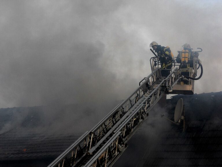 Brandstiftung vermutet: Großbrand bei Burgruine in Senftenberg