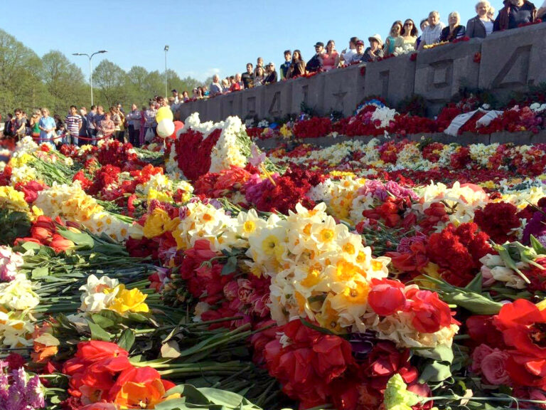 Tag des Sieges: Lettlands Behörden in Panik vor Blumen