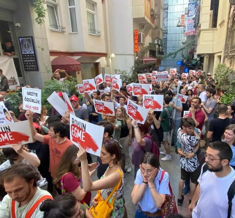 Gewalt gegen Demonstrierende in Istanbul