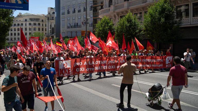 Kommunisten protestieren gegen NATO-Gipfel in Madrid