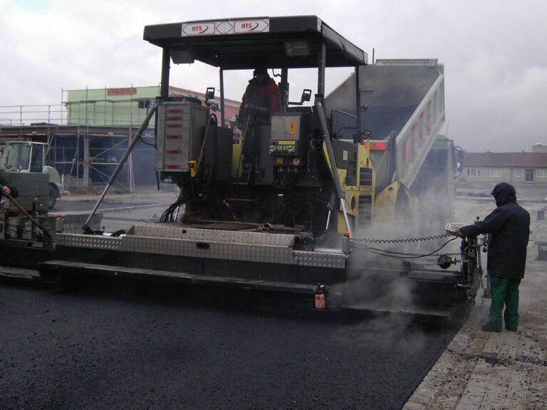 Bauarbeiter stürzte in heißen Asphalt