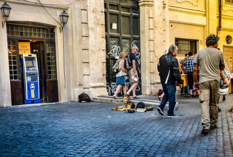 Haftstrafe für Frau, die sich aus Verzweiflung an defektem Bankomaten bediente