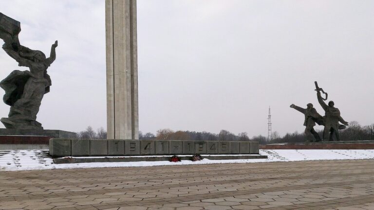 KKE interveniert bei der UNESCO wegen antifaschistischen und sowjetischen Denkmälern