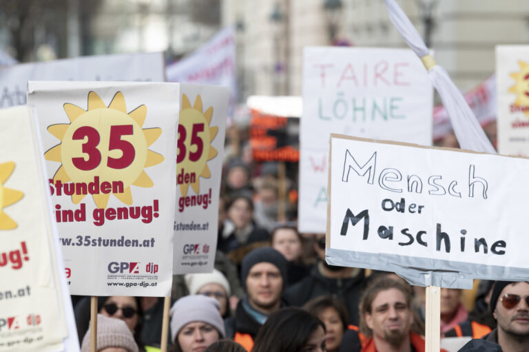 Proteste in der Sozialwirtschaft: Beschäftige fordern höhere Löhne