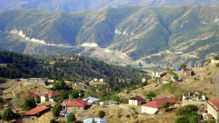 Aserbaidschan verhängt Blockade über die armenische Bevölkerung von Bergkarabach