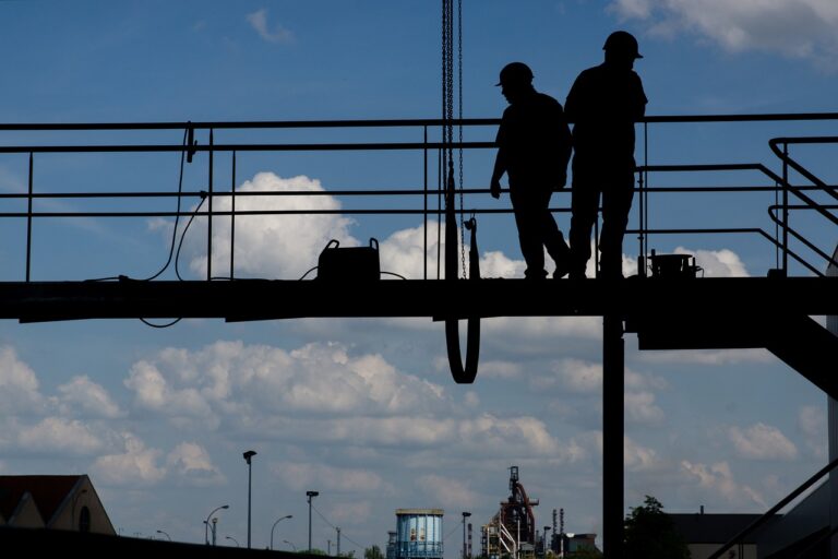 Bauarbeiter russischer Schützengräben fordern Lohnauszahlung