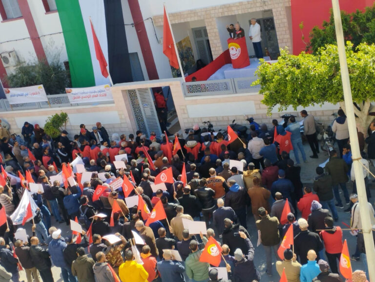 Riesige Protestkundgebung in Tunis durch Gewerkschaft UGTT