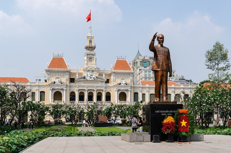 St. Petersburg: Statue zu Ehren Ho Chi Minhs