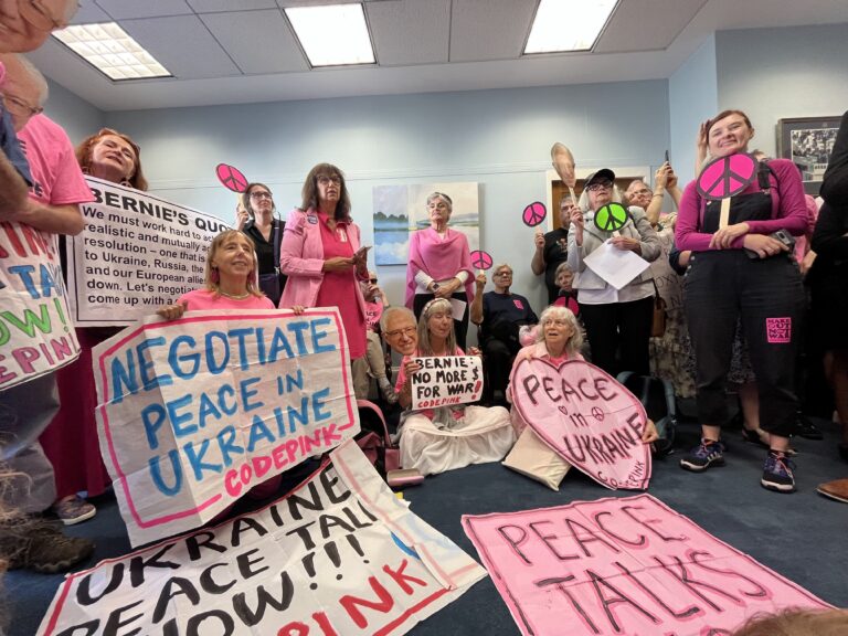 USA: Friedensaktivisten besetzen Büro von Bernie Sanders und anderen Senatoren