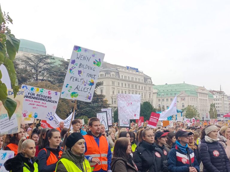 Wiener Kindergartenpersonal protestiert