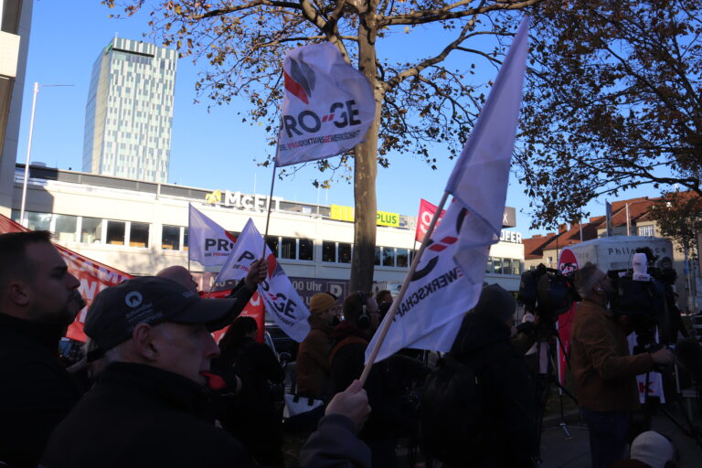 Solidarität mit den Streikenden in der Metalltechnischen Industrie