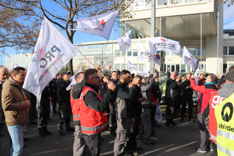 Streikauftakt in der Metalltechnischen Industrie mit Straßenblockade