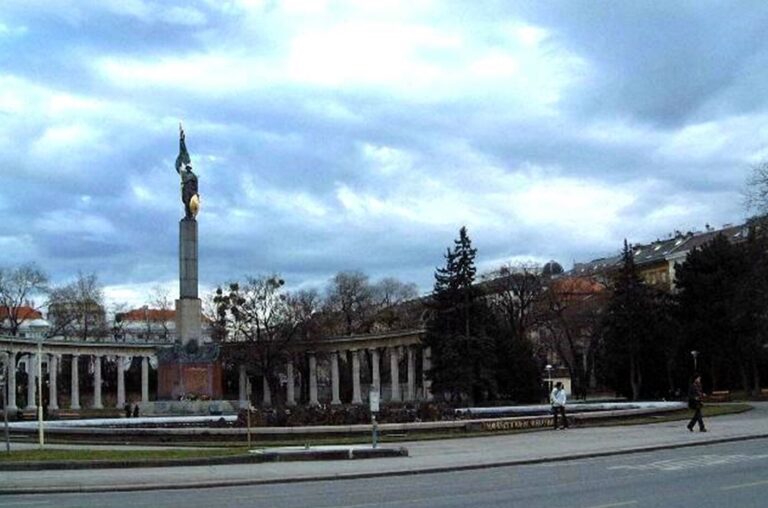 Schwarzenberg ehrt Rassisten Nawalny hinter Denkmal der Roten Armee