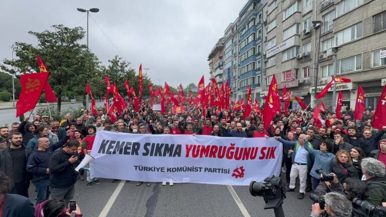 Polizei gegen Maiaufmarsch in Istanbul, TKP an vorderster Front