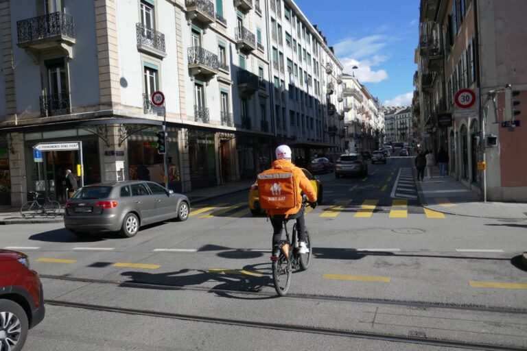 „Ihr sponsert – Wir streiken!“ – Fahrradboten streiken zur EM