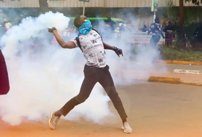 Kenia: Kommunistische Partei verurteilt brutale Polizeigewalt und deckt Gründe für Rutos Rückzieher auf