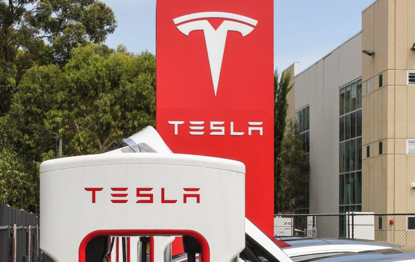 Tesla plant Erweiterung der Gigafactory in Grünheide trotz Protesten