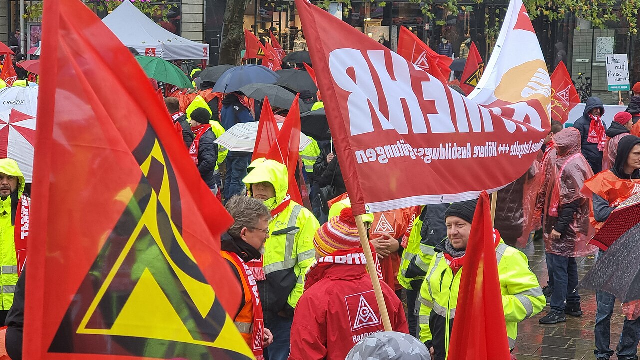 Warnstreiks bei VW: Konflikt um Entlassungen und Werksschließungen eskaliert